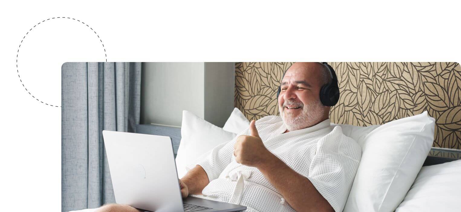 Mann verbindet Arbeiten und Urlaub