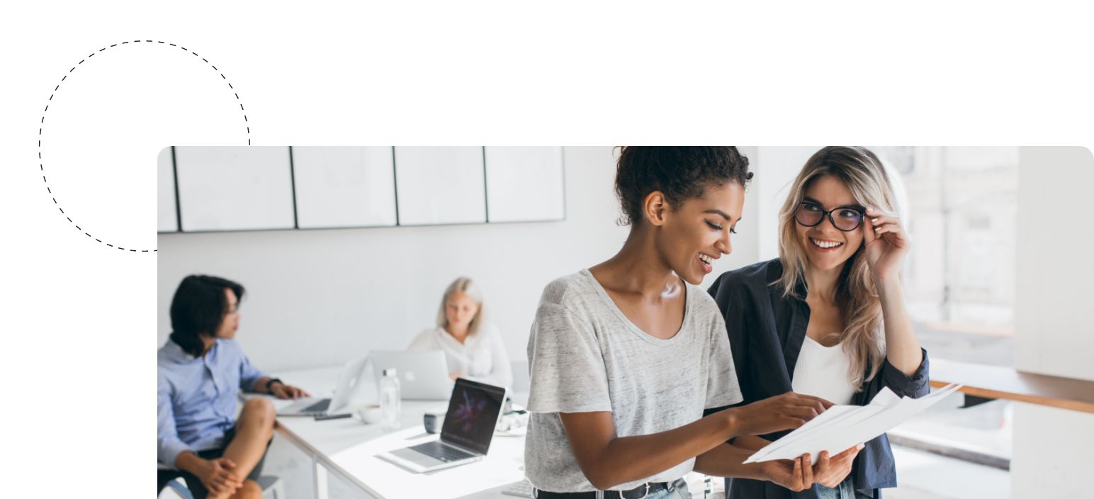 Zwei Frauen diskutieren über den Aufbau einer Arbeitgebermarke für ihr Unternehmen