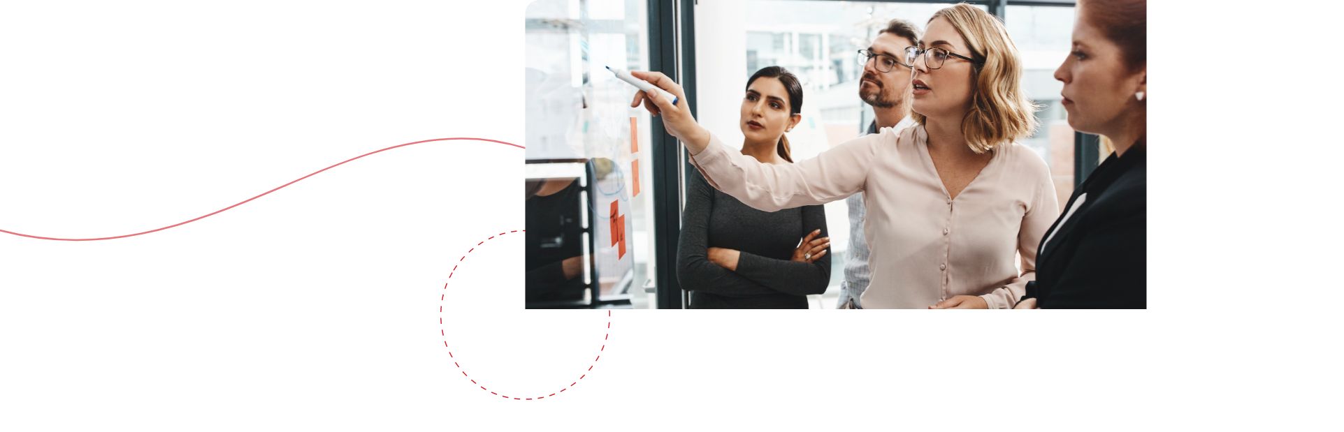 Team visualisiert die Arbeitgebermarke am Whiteboard