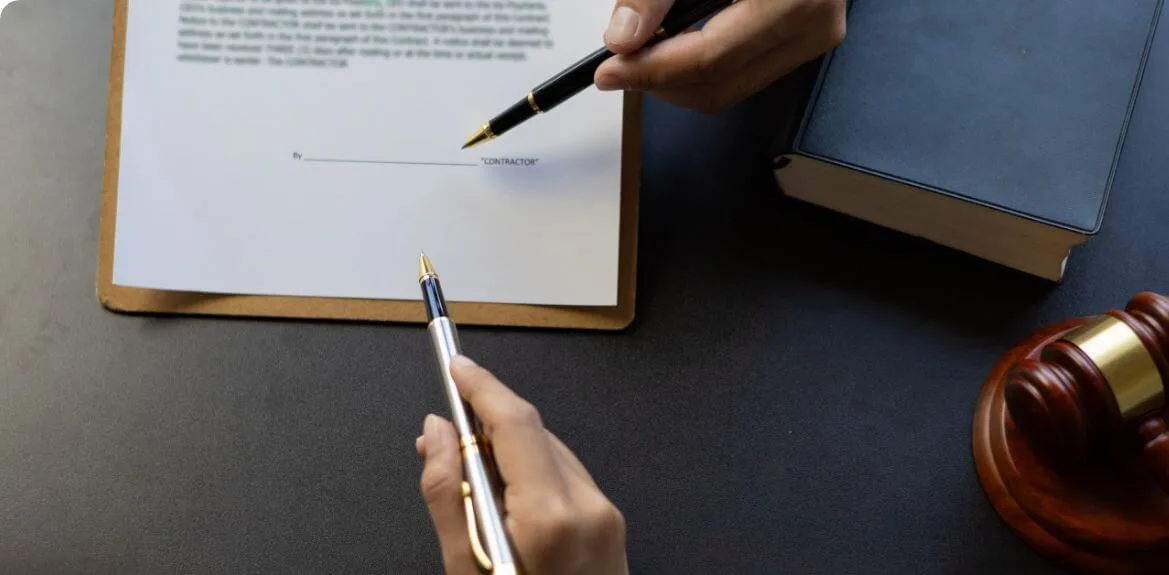 Arbeitgeber füllt das Formular der Arbeitsbescheinigung für die Agentur für Arbeit aus
