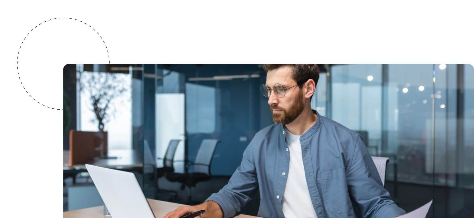 Mitarbeiter benutzt Audit Checkliste für die Personalabteilung