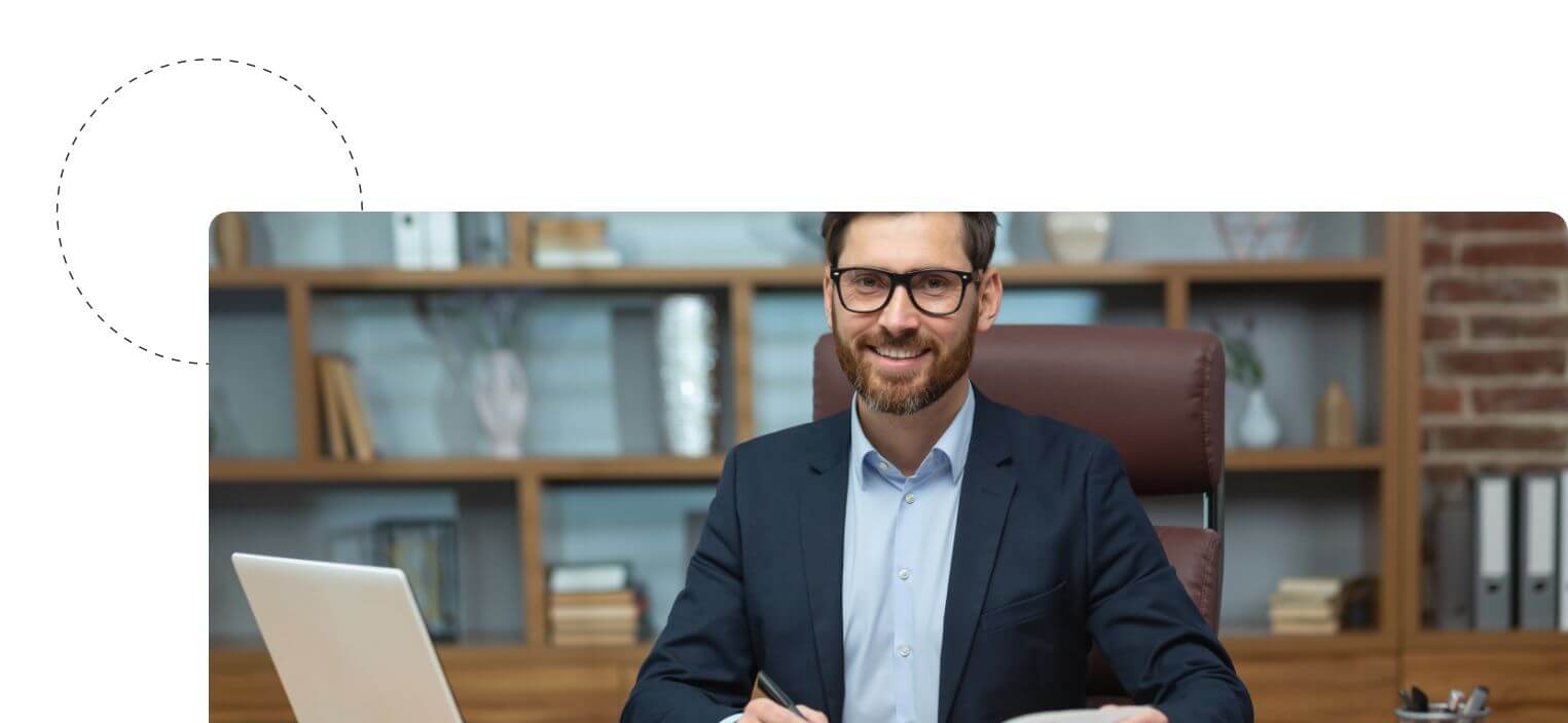 Mann bearbeitet die Auslagenerstattung der Mitarbeiter
