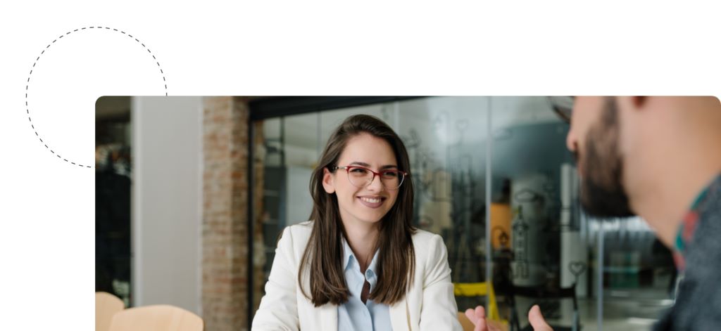 Candidate Experience Management Meeting mit zwei Kollegen