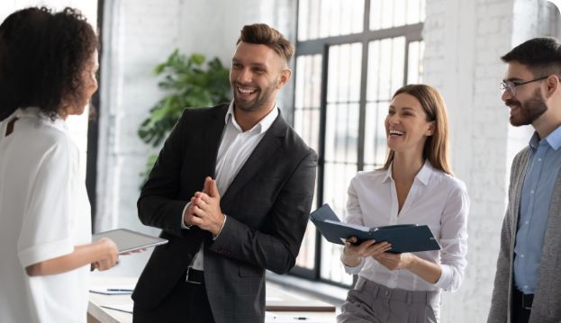Personalerin verfolgt den Ablauf eines E-Recruiting-Prozesses im Bewerbermanagementsystem