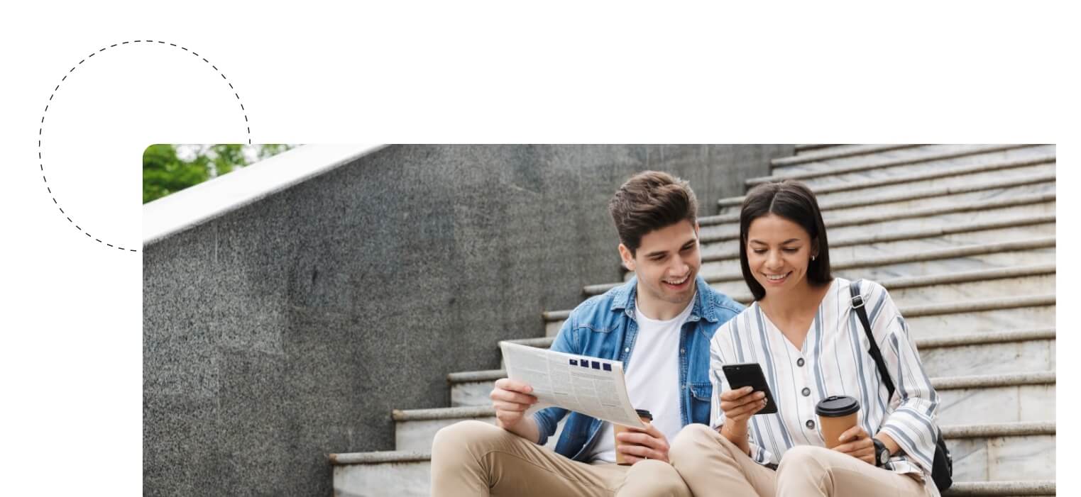 Junge Recruiter besprechen neue E-Recruiting Methoden