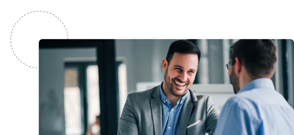 Zwei Mitarbeiter unterhalten sich