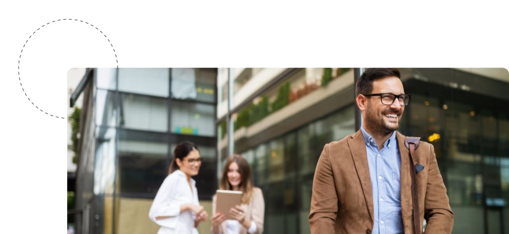 Mitarbeiter verabschiedet sich lächelnd von Kolleginnen