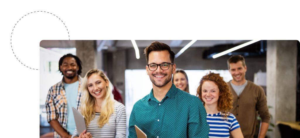 Gruppe von glücklichen Arbeitskollegen im Büro