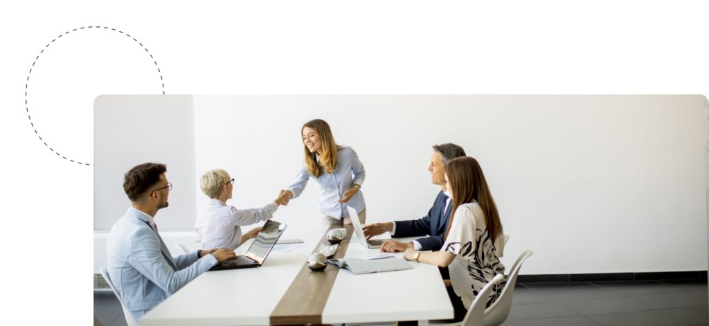 Neue Mitarbeiterin reicht Kollegin die Hand