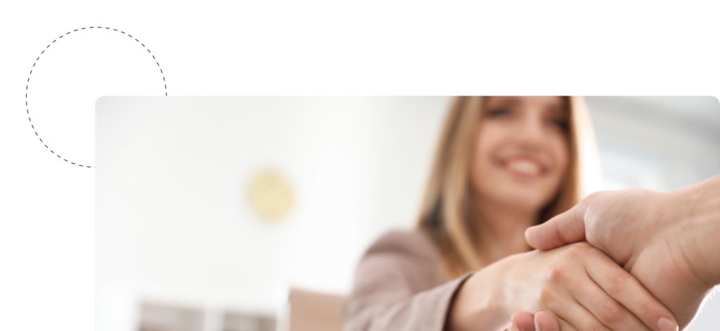 Mitarbeiterin reicht Kollegen freundlich die Hand