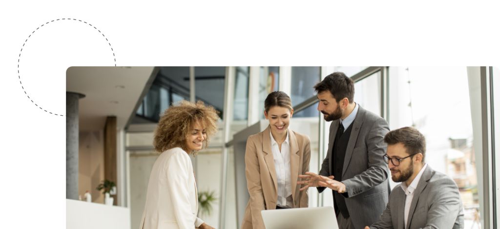 Mitarbeiter im Besprechungsraum diskutieren über EVP