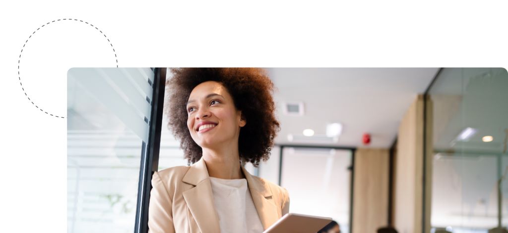 Mitarbeiterin mit Tablet in der Hand erarbeitet Ziele der Employer Value Proposition