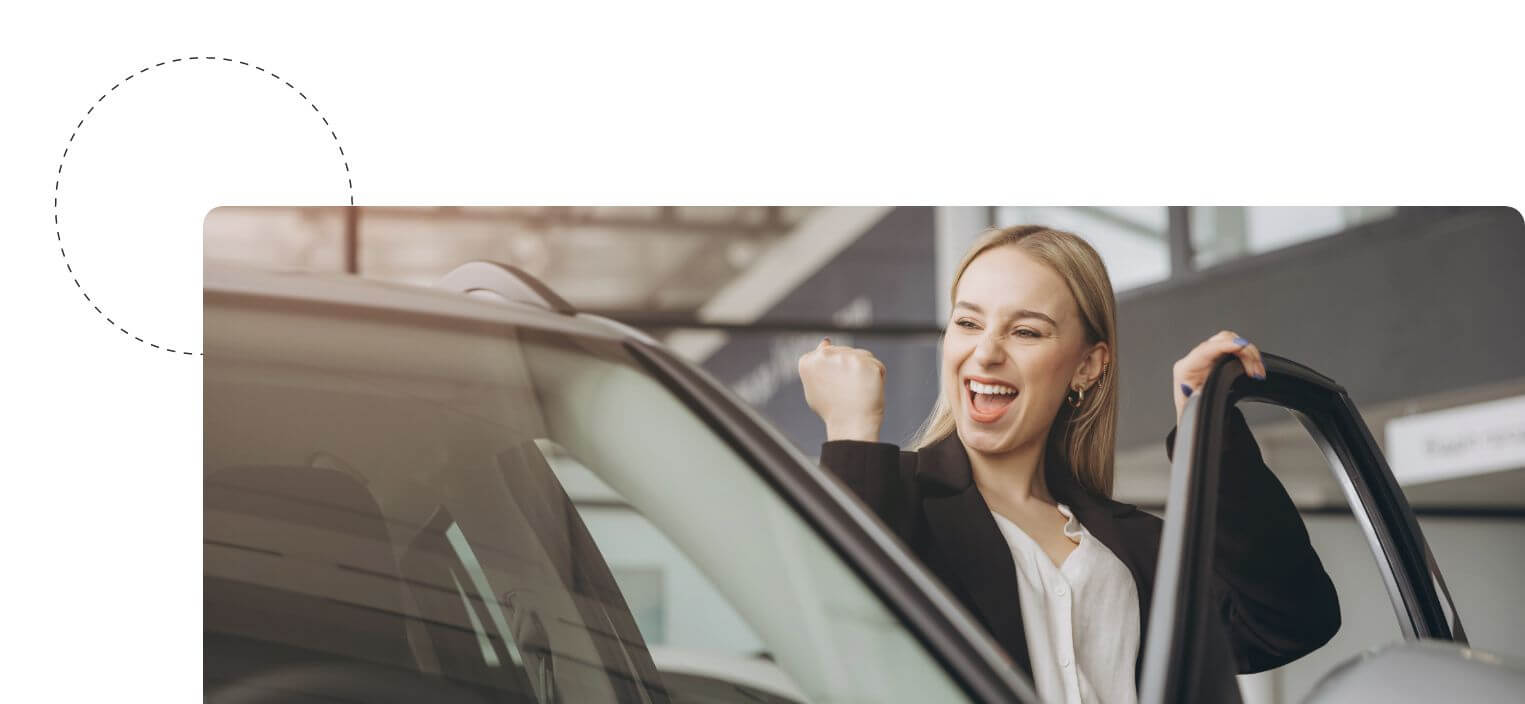 Frau freut sich über ihren neuen Dienstwagen und lehnt an Fahrertür.