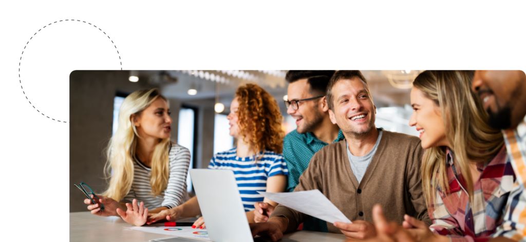 Fröhliche Gruppe Mitarbeiter am Schreibtisch