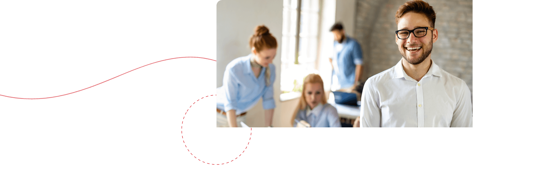 Zufriedener Mitarbeiter mit Tablet 