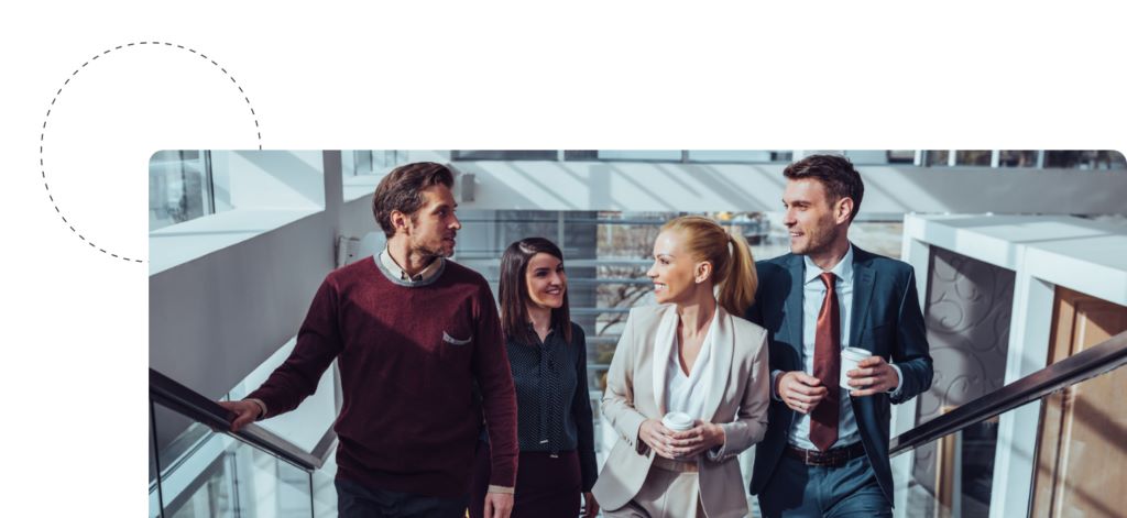 Mitarbeiter unterhalten sich über Arbeit im Büro