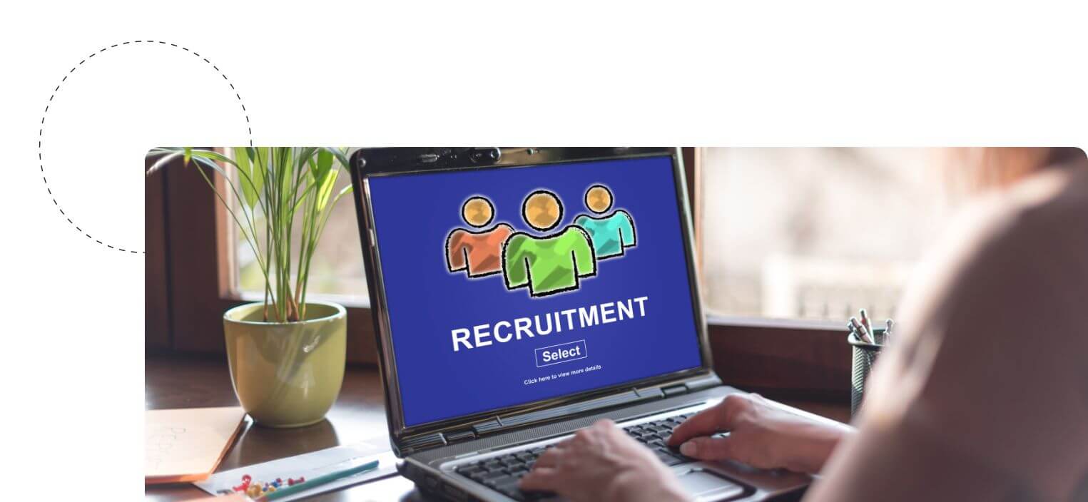 Frau benutzt High Volume Recruiting Tools