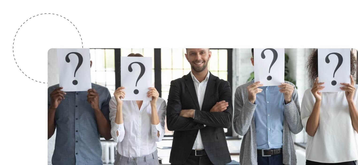 Symbolbild zur internen Stellenausschreibung Pflicht mit Personen und Fragezeichen