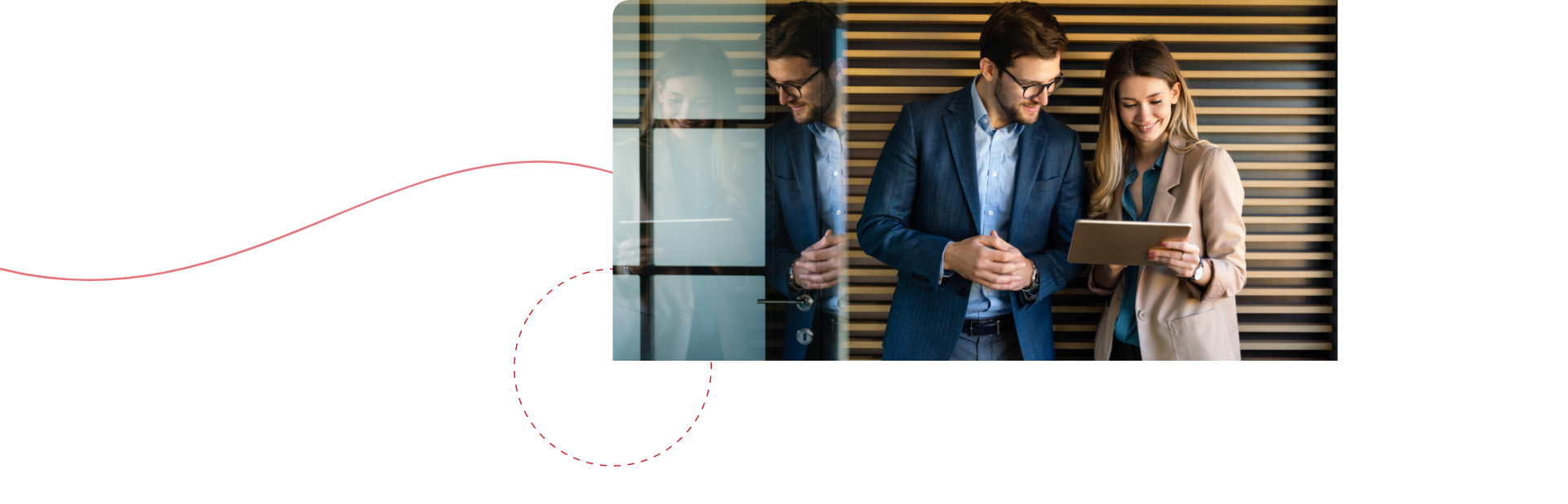 Zwei Kollegen arbeiten am Tablet