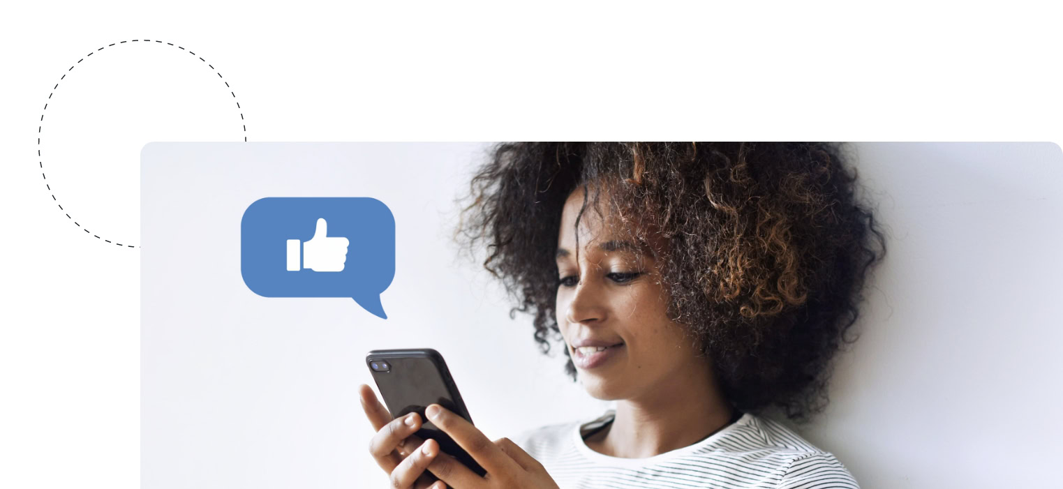 Frau gibt Stellenanzeige einer Social Media Recruiting Kampagne ein Like