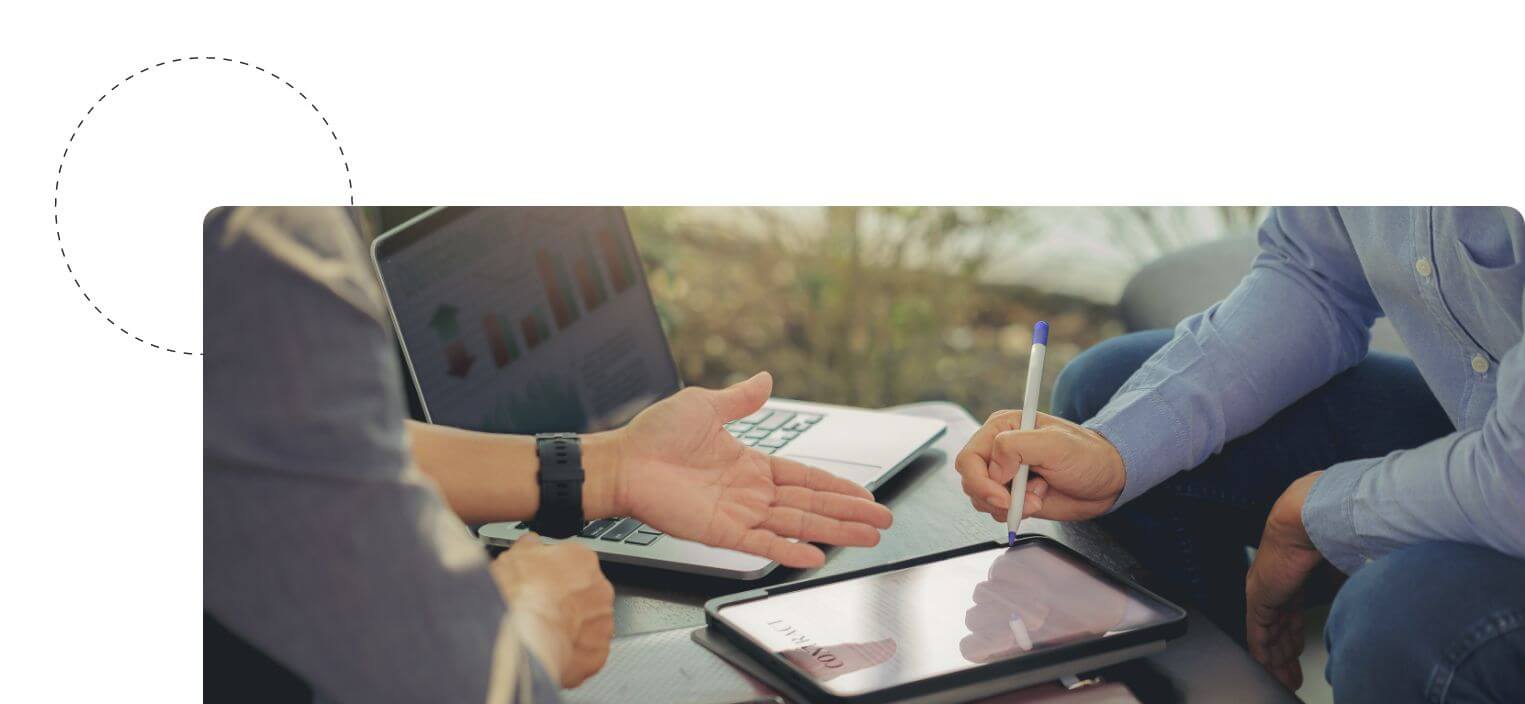 Mann kündigt einen Arbeitsvertrag mittels digitaler Unterschrift