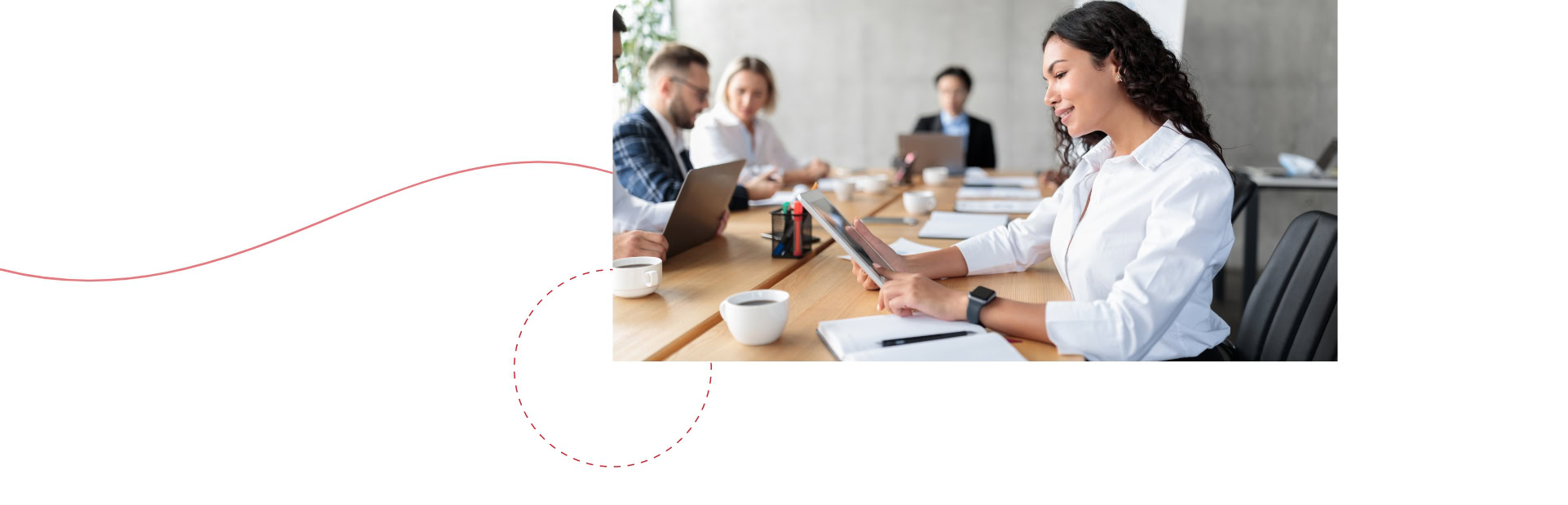 Team plant Recruiting Kampagne, Frau schaut auf Tablet
