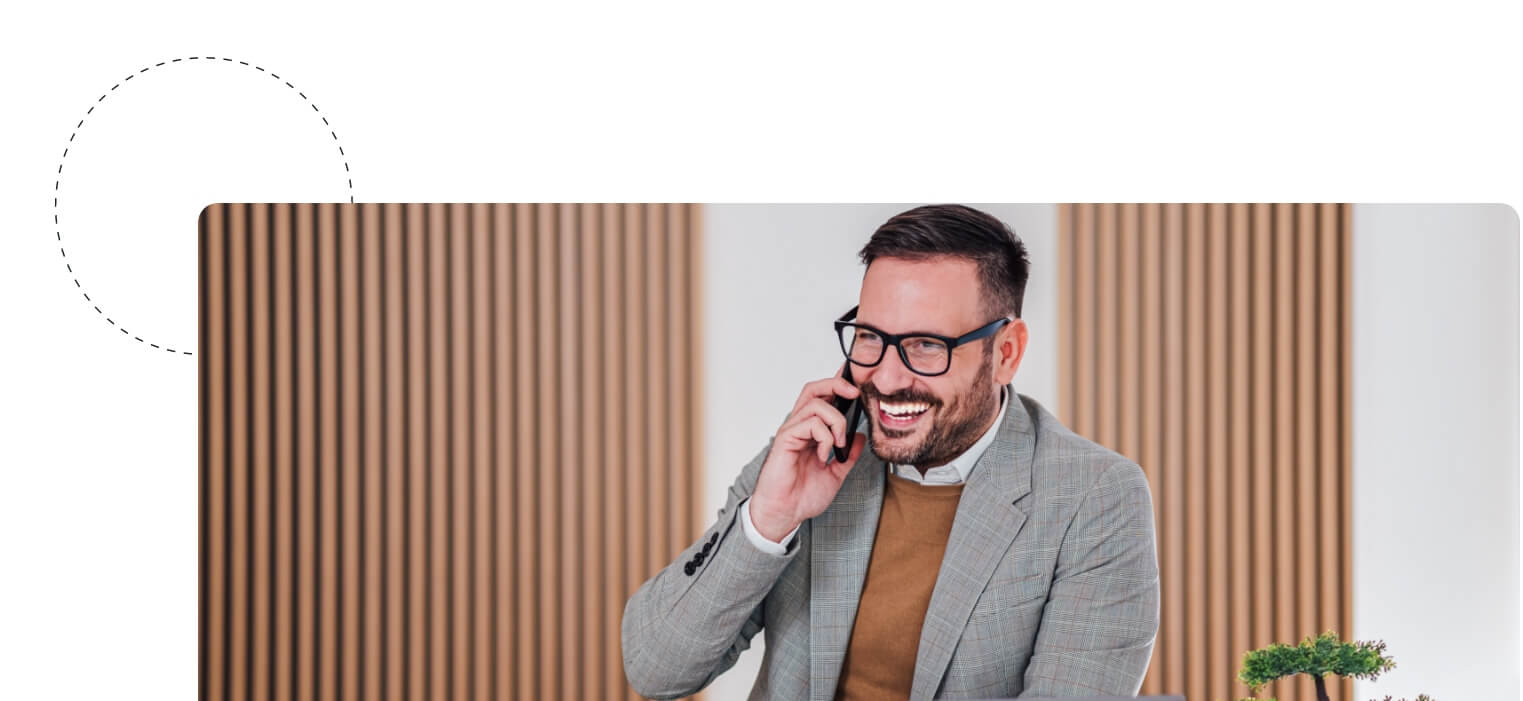 Recruiter telefoniert mit Bewerber