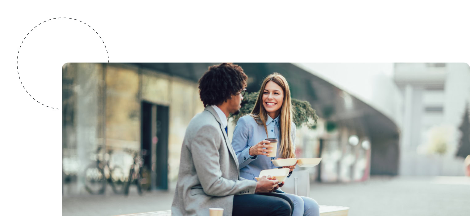 Neue Kollegen Essen gemeinsam während dem Onboarding