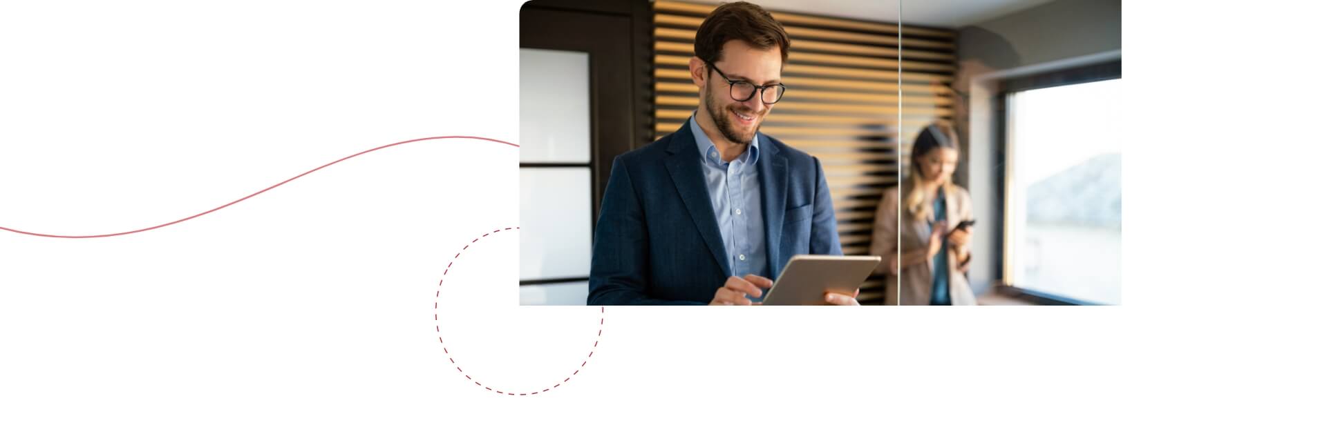 Chef sieht sich die Auswahl an Kandidaten des IT-Headhunters an 