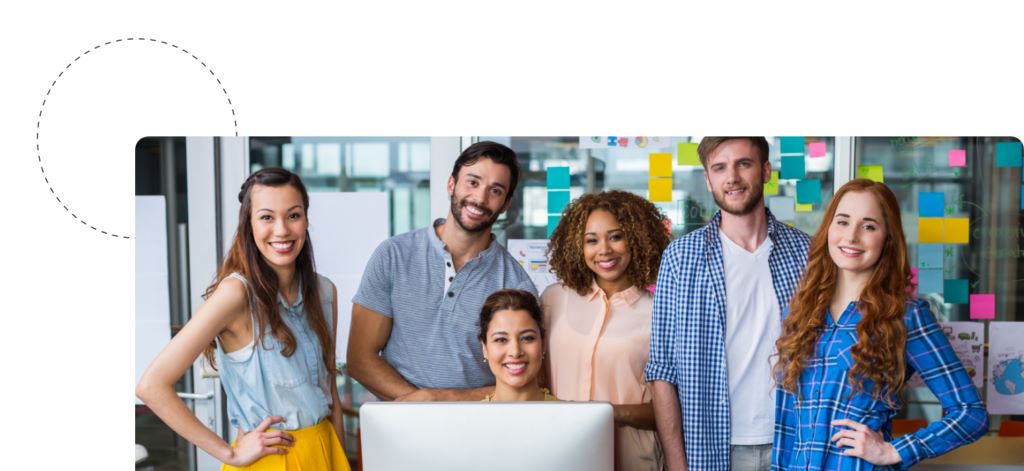 Gruppe junger Mitarbeiter nach erfolgreichen Recruiting Games