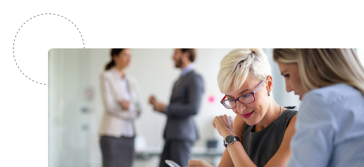 Kolleginnen melden sich auf Reverse Recruiting Portal an.