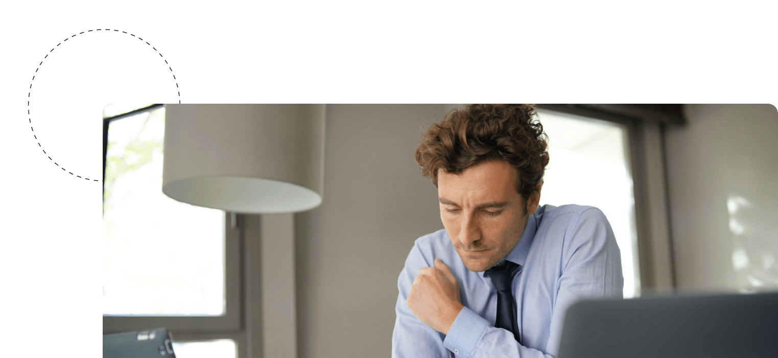 Mitarbeiter formuliert Stellenanzeige am Laptop