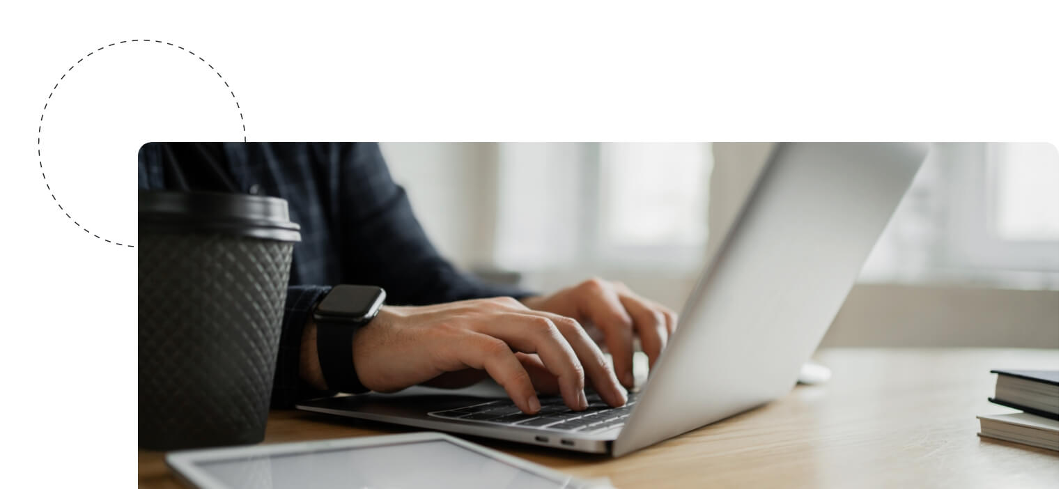 Mann sitzt vor Laptop und arbeitet