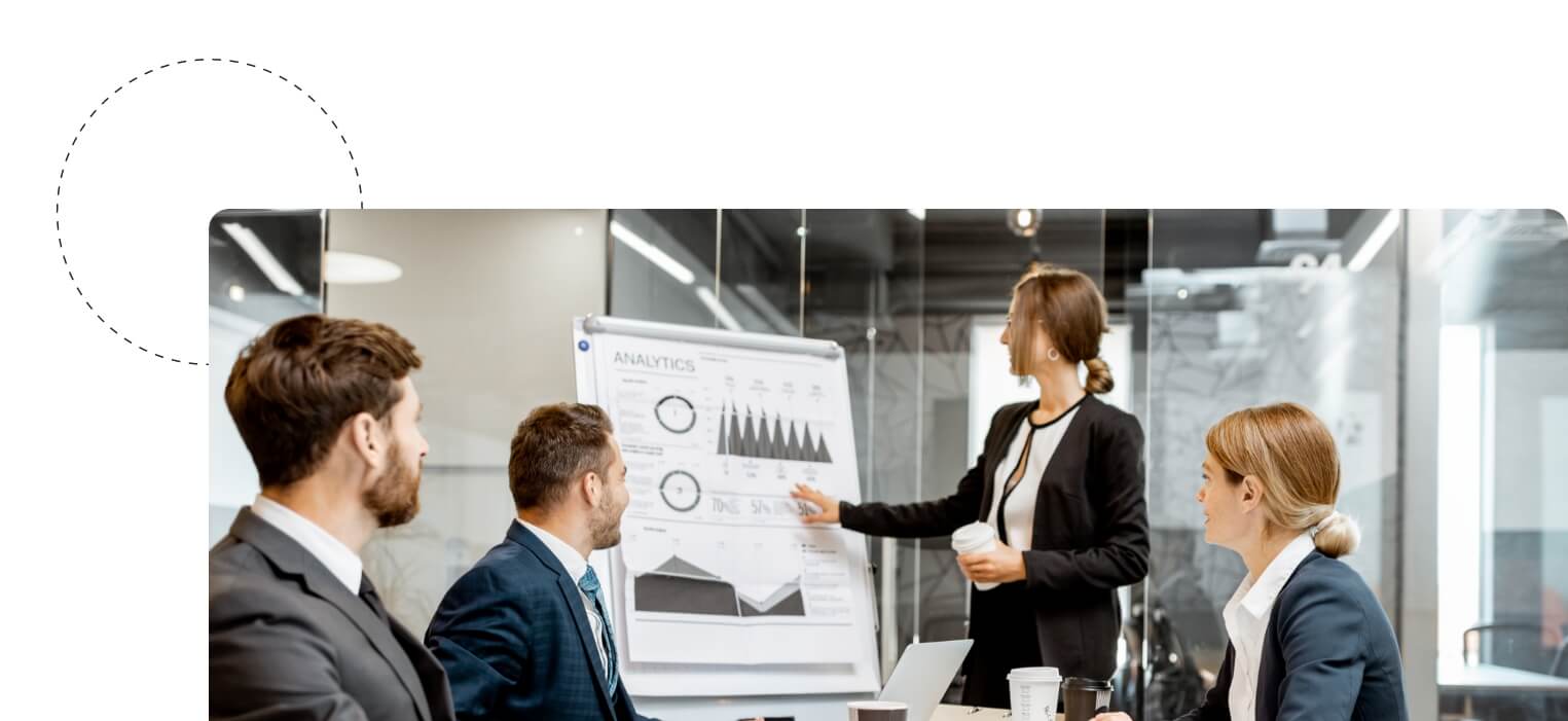 Strategisches Personalmanagement Meeting zwischen 4 Mitarbeitern
