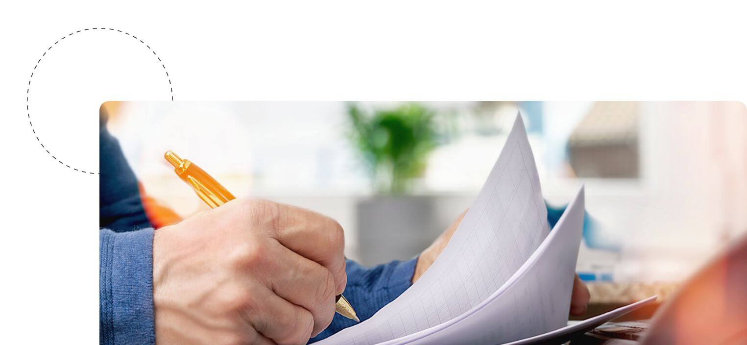 Mann ist gerade beim Versetzungsantrag schreiben