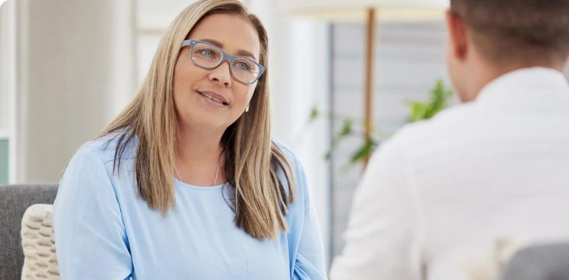 Führungskraft führt 360 Grad Feedback mithilfe eines Fragebogens