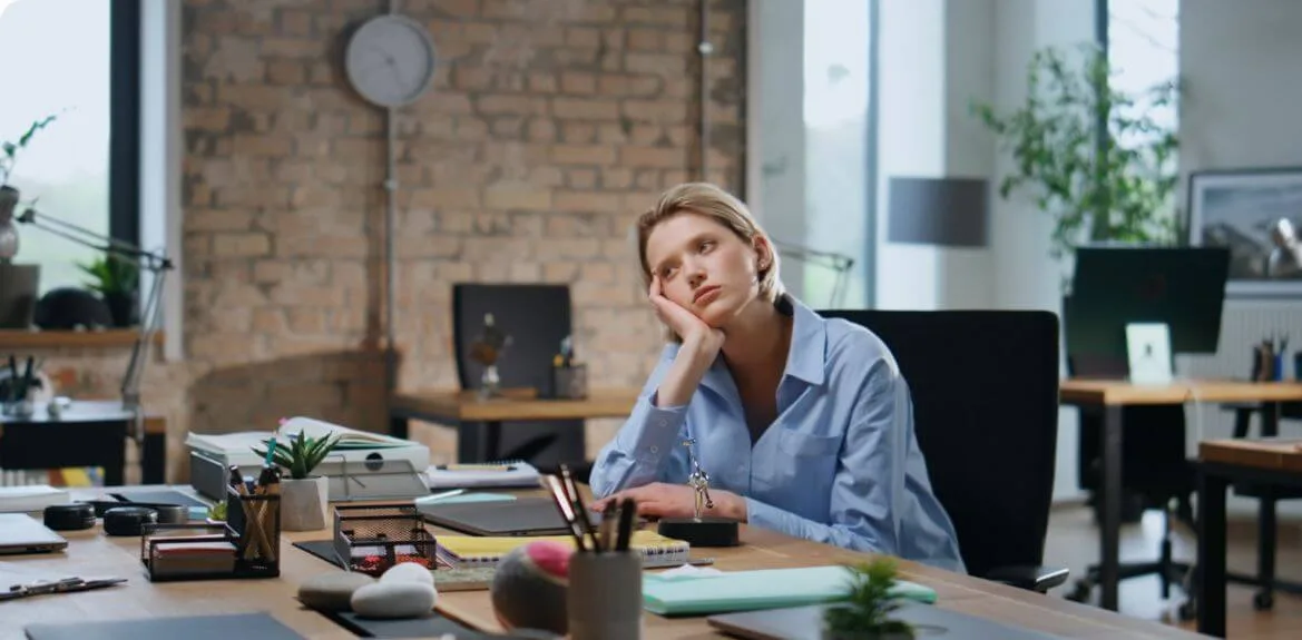 Frau erlebt Absentismus ihrer Mitarbeiter am Arbeitsplatz