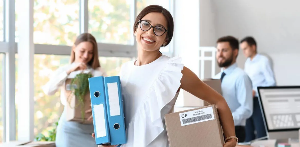 Frau packt ihre Sachen aufgrund des Antrags auf Versetzung