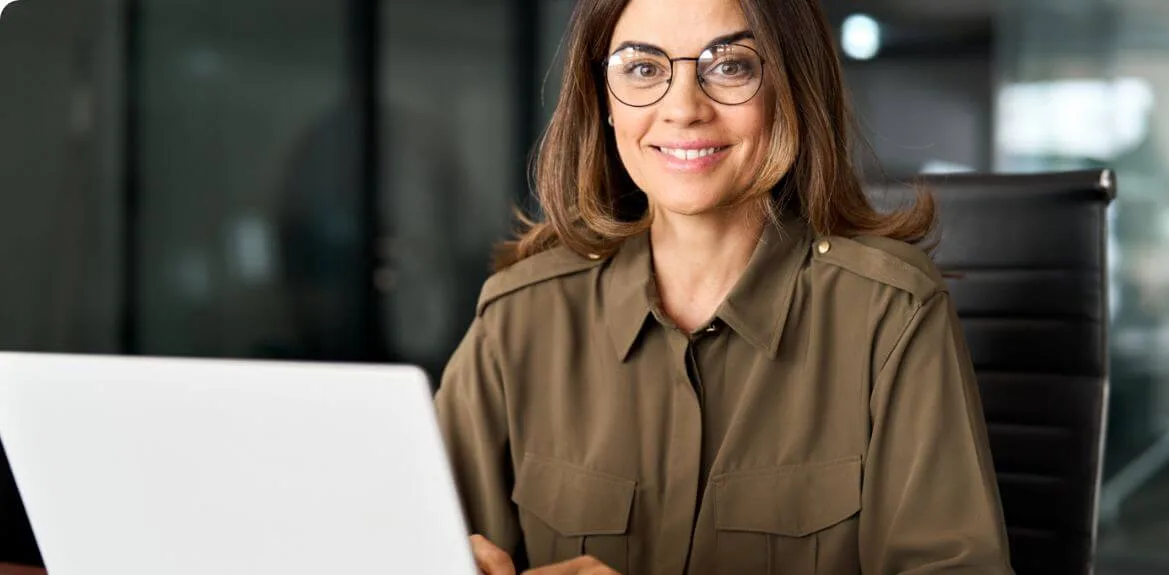 Frau am Laptop symbolisiert die CHRO Bedeutung im Unternehmen