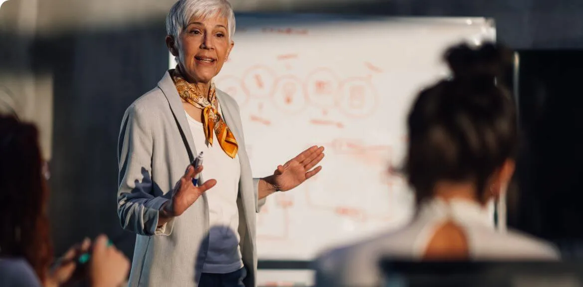 Frau erklärt die Definition von Corporate Behaviour
