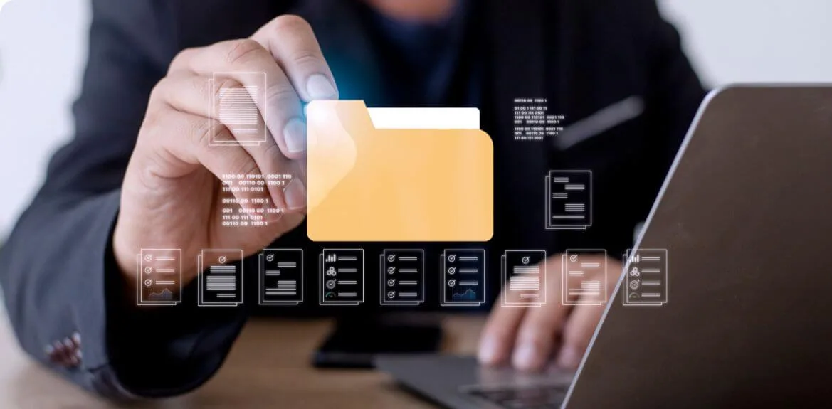 Mann verwendet digitale Personalakte wegen des Datenschutzes