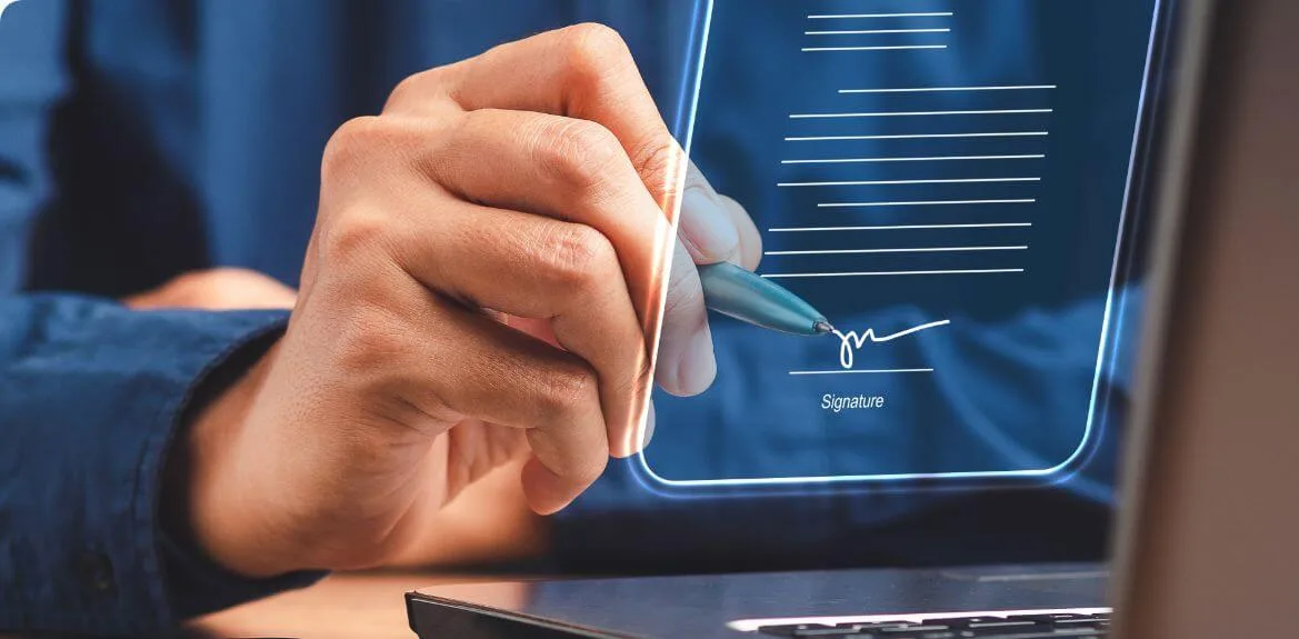 Mann setzt eine digitale Unterschrift auf den Arbeitsvertrag