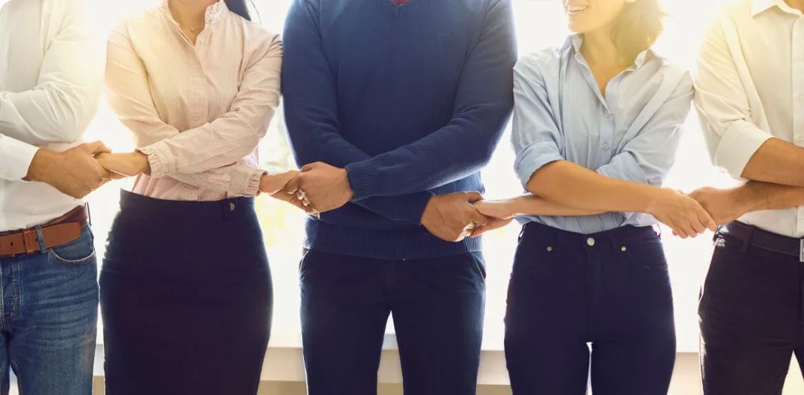 Mitarbeiter bilden eine Kette aufgrund von Employee Engagement