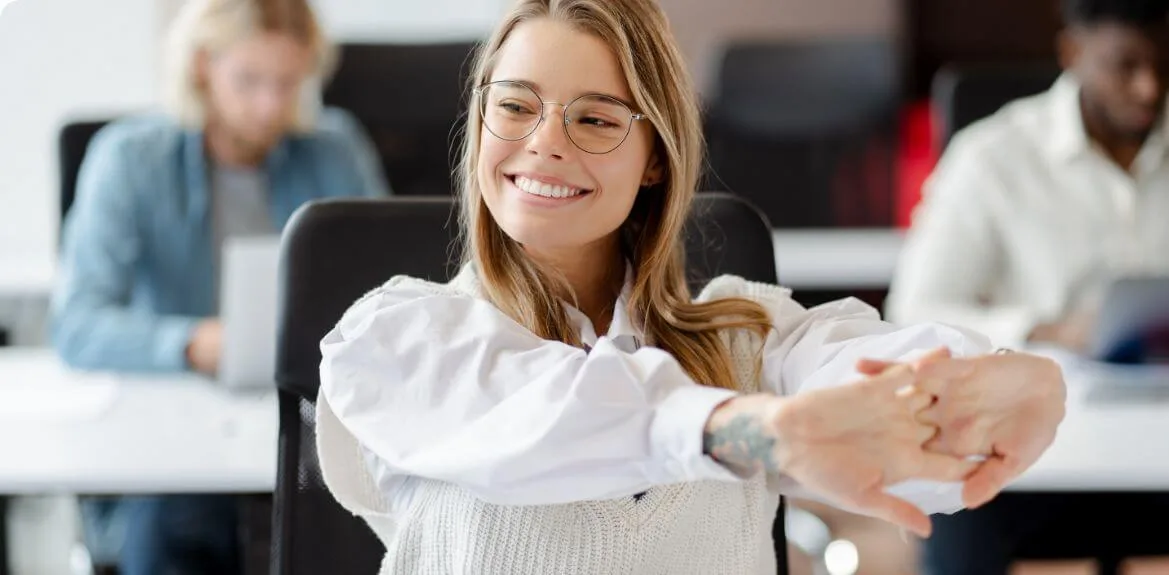Frau fühlt sich wohl aufgrund von Employee Wellbeing 