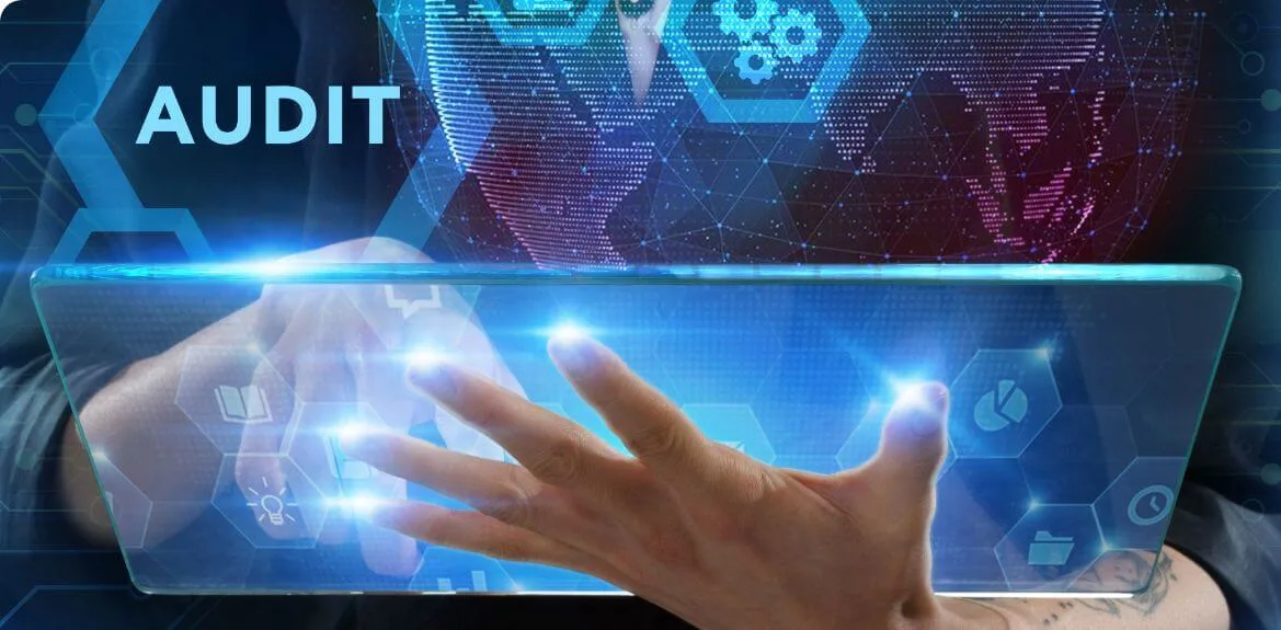 Frau drückt auf HR Audit Definition