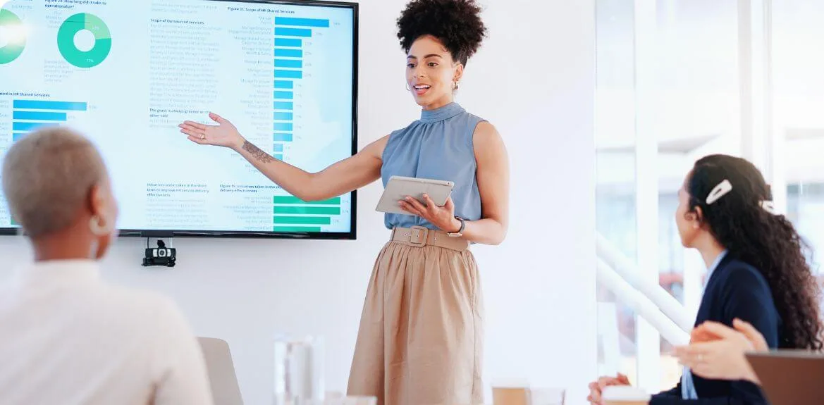 Gruppe diskutiert HR Marketing Maßnahmen