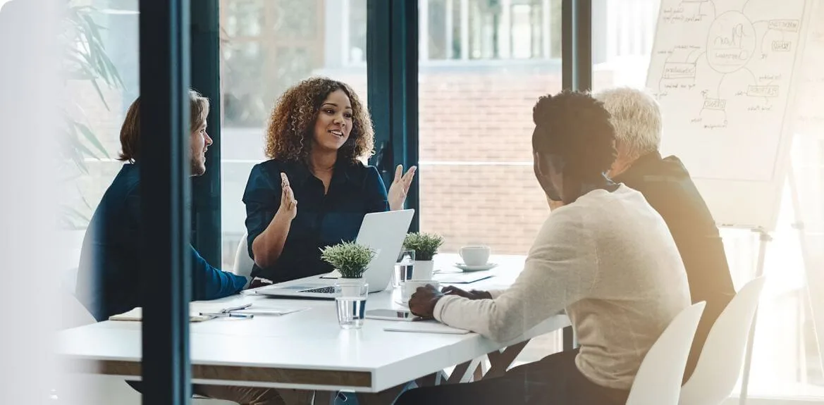 Mitarbeiter reden über Human Resource Strategie