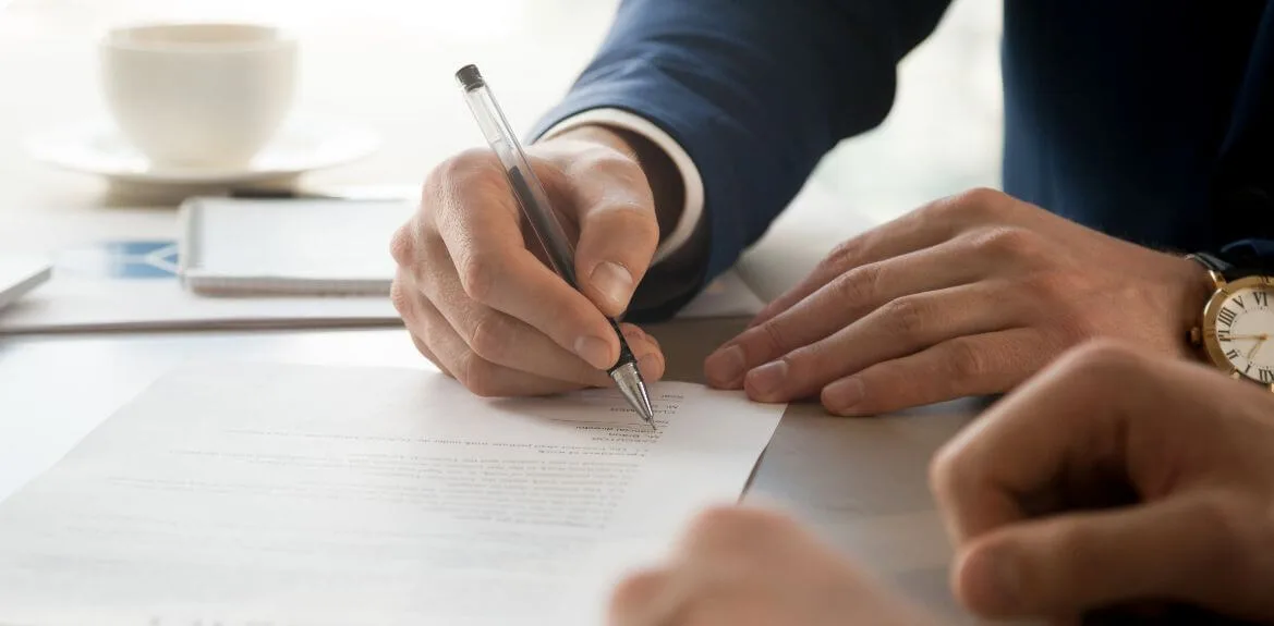 Männer vollführen die Kündigungen befristeter Arbeitsverträge