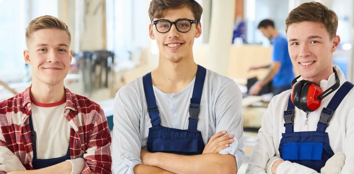 Drei Jungs posen als War for Talents Definition