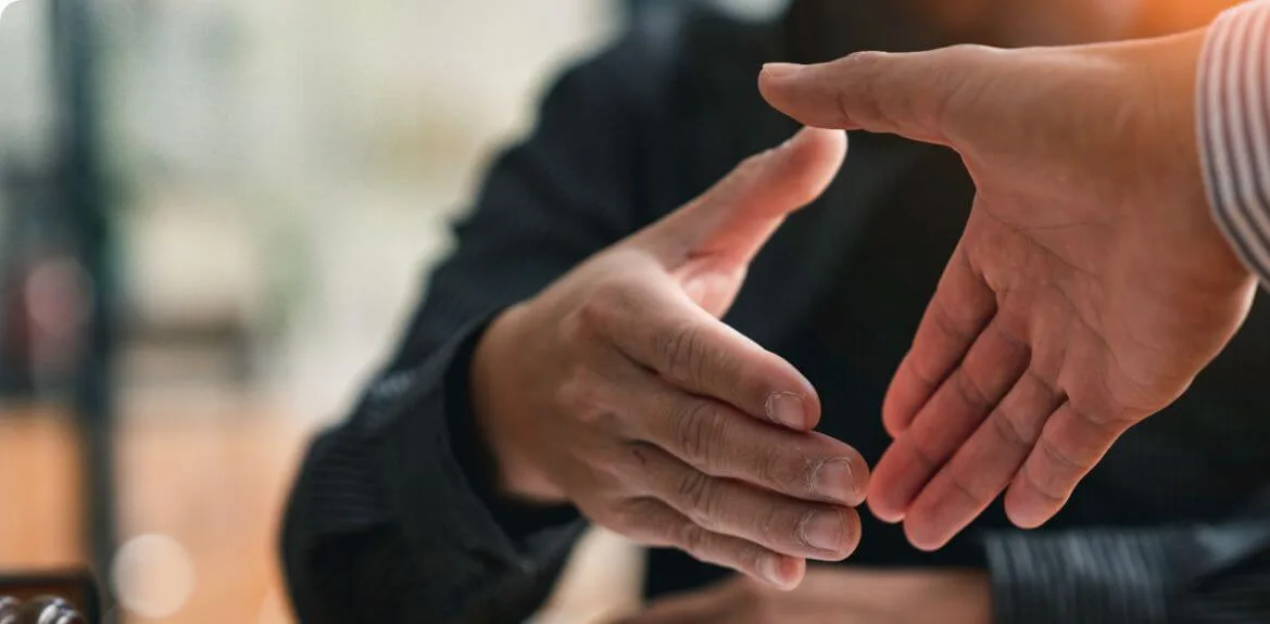 Männer einigen sich bei dem Aufhebungsvertrag